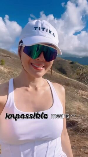 Selena Lee Instagram - 大家不用緊張，這個不是危險動作。☺️

Don’t worry guys, This may look dangerous but it is NOT dangerous. 

#notwhatitseems #inspiredaily #positivevibes #betterandbetter #selenalee #李施嬅 #C嬅分享 #語錄分享 #正能量滿滿