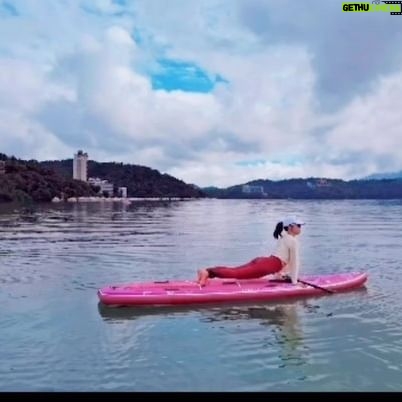 Selena Lee Instagram - 包場就聽過,包湖都係第一次🤣 台灣日月潭🌈 Sun Moon Lake in Taiwan is a true beauty, especially when you have the entire lake to yourself!!!! #selenalee #sunmoonlaketaiwan #stabduppaddle #supYoga #travelwithS #日月潭景點