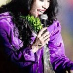 Selena Quintanilla Instagram - 🎵“Porque rompí y las cadenas de tu amor Y ya nunca, nunca volveré Porque rompí ya las cadenas de tu amor Y ya nunca más te quiero ver” 🎵 #LasCadenas #SelenaLive