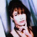 Selena Quintanilla Instagram - On the set of the filming for the music video “La Llamada” on a Venice Beach rooftop in California, this scene was filmed in the wee hours of the night and super cold outside and Selena still warms up the screen with her signature looks. 💜 En el set de filmación del video musical “La Llamada” en una azotea de Venice Beach en California, esta escena se filmó en las primeras horas de la noche y hacía mucho frío afuera y Selena todavía calienta la pantalla con su aspecto característico. 💜 #Selena #LaLlamada
