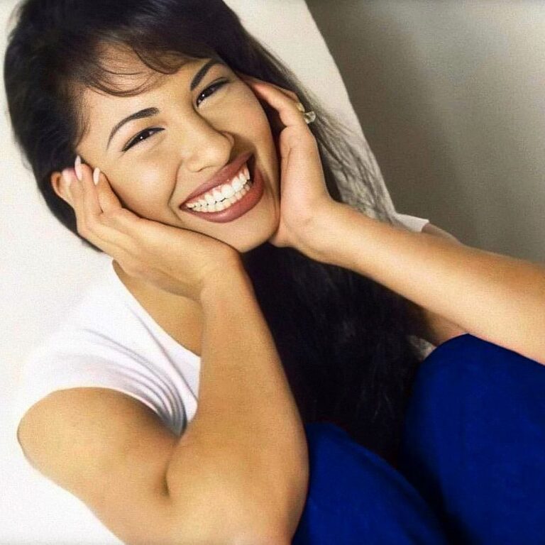 Selena Quintanilla Instagram - Smile. It’s Saturday! “With a positive attitude, you can be anything you want to be.” - Selena Quintanilla 💜 Sonrie. ¡Es sábado! 