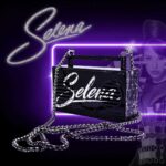 Selena Quintanilla Instagram - ⁣ 𝐓𝐡𝐢𝐬 𝐒𝐮𝐦𝐦𝐞𝐫’𝐬 𝐄𝐬𝐬𝐞𝐧𝐭𝐢𝐚𝐥 𝐁𝐞𝐚𝐜𝐡 𝐂𝐡𝐞𝐜𝐤𝐥𝐢𝐬𝐭⁣ ⁣ ✅ Sunscreen⁣ ✅ Towel ⁣ ✅ Beach Chair ⁣ ✅ Cooler drinks⁣ ✅ Sandals⁣ ✅ Hat⁣ ✅ Beach Umbrella⁣ ⬜ Música BumpboxxXSelena Microboom ⁣ ⁣ Make it a FIESTA 🎉 with your very own wearable BumpboxxXSelena Microboom Bluetooth speaker.⁣ ⁣ NOW AVAILABLE @ bumpboxx.com⁣ ⁣ ●●●●●●●●●●●●●●●●●●●●●●●●●●●●●●⁣ ⁣ 𝐀𝐫𝐭í𝐜𝐮𝐥𝐨𝐬 𝐞𝐬𝐞𝐧𝐜𝐢𝐚𝐥𝐞𝐬 𝐩𝐚𝐫𝐚 𝐥𝐚 𝐩𝐥𝐚𝐲𝐚 𝐞𝐬𝐭𝐞 𝐯𝐞𝐫𝐚𝐧𝐨⁣ ⁣ ✅ Protector solar⁣ ✅ Toalla⁣ ✅ Silla de playa⁣ ✅ Bebidas refrescantes ⁣ ✅ Sandalias⁣ ✅ Sombrero⁣ ✅ Sombrilla de playa⁣ ⬜ Música BumpboxxXSelena Microboom⁣ ⁣ Conviértelo en una FIESTA 🎉 con su propio altavoz Bluetooth BumpboxxXSelena Microboom portátil. ⁣ AHORA DISPONIBLE @ bumpboxx.com⁣ ⁣ #bumpboxxXselena #summervibes @bumpboxx