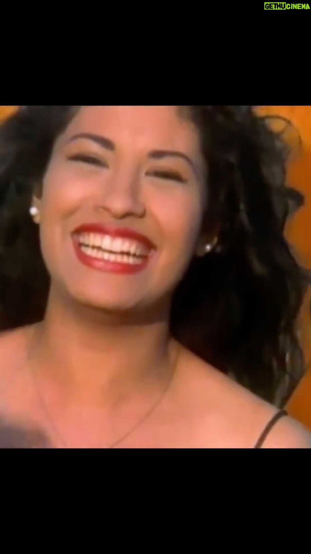 Selena Quintanilla Instagram - A lil music to start your day off movin’💜 “Muévelo, muévelo y alto!...” Happy #SelenaSaturday 💜