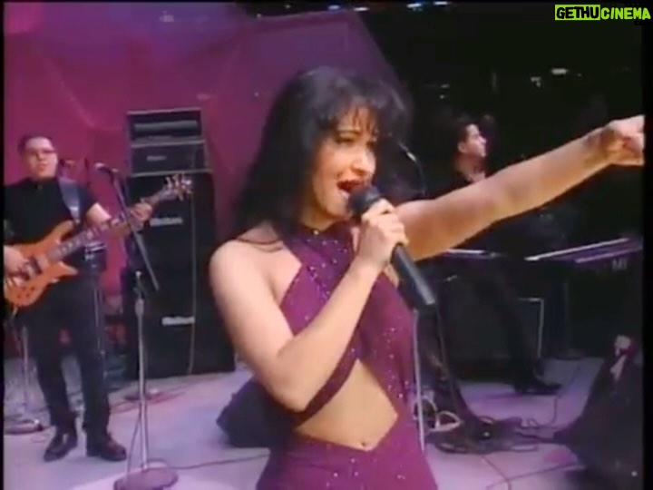 Selena Quintanilla Instagram - “Este es el ritmo de mi cumbia que te va a mover La techno cumbia que te traigo te dará el placer Para que muevas tu cuerpo de la cabeza a los pies Y ahora que estamos de fiesta, repitan todos después…” #SelenaYLosDinos #TechnoCumbia #FridayVibes 💜
