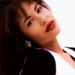 Selena Quintanilla Instagram – 🎵”Tengo un recuerdo de ti
Que siempre me hace tan feliz
En aquella fiesta en que te conocí
Ese tímido beso que te di”🎵
#FotosYRecuerdos #FlashbackFriday