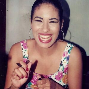 Selena Quintanilla Instagram - “If you have a dream, don’t let anybody take it away.” • “Si tienes un sueño, no dejes que nadie te lo quité”. - Selena Quintanilla 

#SelenaQuintanilla 🎤