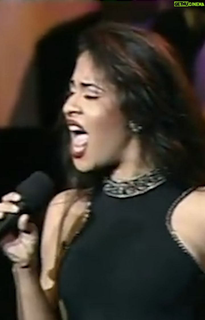 Selena Quintanilla Instagram - 🎶 Amor prohibido murmuran por las calles Porque somos de distintas sociedades Amor prohibido nos dice todo el mundo El dinero no importa en ti ni en mi Ni en el corazon oh, oh baby 🎶 #SelenaQuintanilla #Amor Prohibido #BidiBidiBomBom