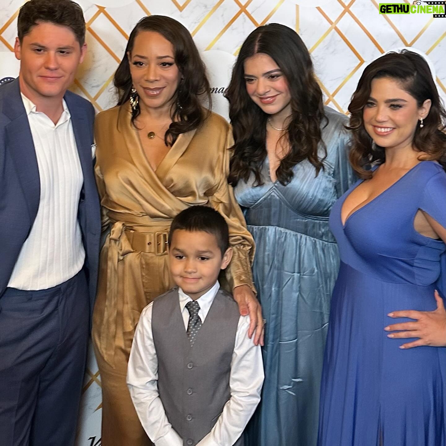 Selenis Leyva Instagram - A good time was had . #imagenawards loved seeing my #lopezvslopez family @mattshively @mayanlopez @enkyboys @georgelopez @debbywolfe and other friends. Thanks for the glam @mathias4makeup @richhairla silk top and pants @zimmermann