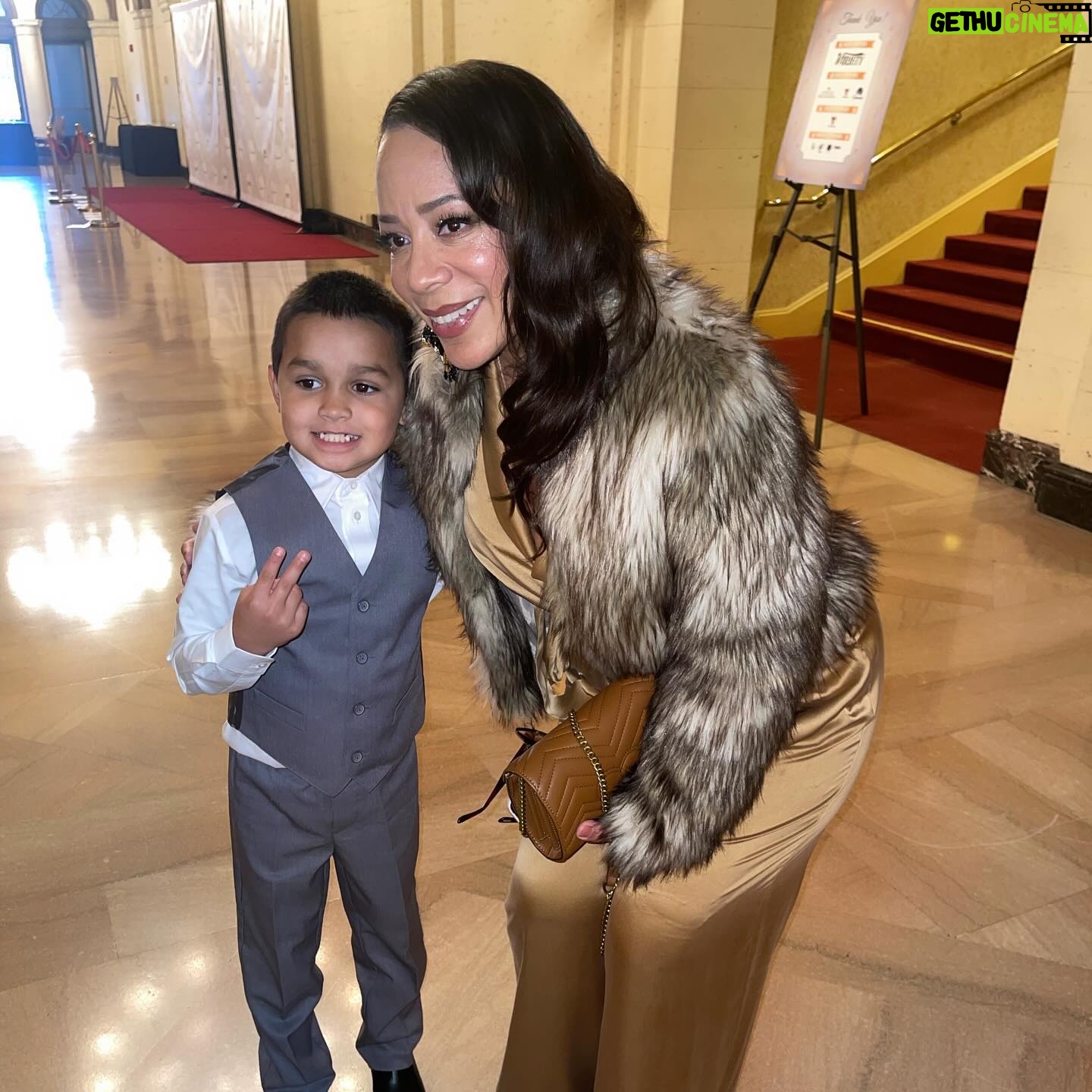 Selenis Leyva Instagram - A good time was had . #imagenawards loved seeing my #lopezvslopez family @mattshively @mayanlopez @enkyboys @georgelopez @debbywolfe and other friends. Thanks for the glam @mathias4makeup @richhairla silk top and pants @zimmermann