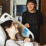 Selin Şekerci Instagram - 11.02.2023 Süreyya’ Aslında kapak bu değildi son fotoğraftı bu. Ama büyüsü var sanki💜 Uykusuz 30 küsuruncu saat ama yüzler pembe 🫠