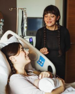 Selin Şekerci Instagram - 11.02.2023 Süreyya’ Aslında kapak bu değildi son fotoğraftı bu. Ama büyüsü var sanki💜 Uykusuz 30 küsuruncu saat ama yüzler pembe 🫠