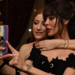 Selin Şekerci Instagram - Güzel gün oldu, aşırı iyi gün oldu. Kavalyem de aşırı yakışıklıydı. Raisa ve Vanessa sizi çok seviyorum ve teşekkür ederim hep kendim gibi hissettirdiğiniz için🥰 Mis gibi dizisi güzelimin 🥂💜🥲 11.00 itibariyle @netflixturkiye de yayında bakabildiniz mi? Bırakamadan tüm bölümleri bitireceksiniz! #perapalastageceyarısı