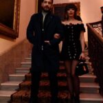 Selin Şekerci Instagram - Güzel gün oldu, aşırı iyi gün oldu. Kavalyem de aşırı yakışıklıydı. Raisa ve Vanessa sizi çok seviyorum ve teşekkür ederim hep kendim gibi hissettirdiğiniz için🥰 Mis gibi dizisi güzelimin 🥂💜🥲 11.00 itibariyle @netflixturkiye de yayında bakabildiniz mi? Bırakamadan tüm bölümleri bitireceksiniz! #perapalastageceyarısı