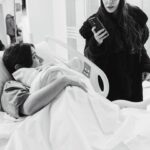 Selin Şekerci Instagram - 11.02.2023 Süreyya’ Aslında kapak bu değildi son fotoğraftı bu. Ama büyüsü var sanki💜 Uykusuz 30 küsuruncu saat ama yüzler pembe 🫠