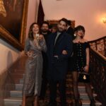 Selin Şekerci Instagram - Güzel gün oldu, aşırı iyi gün oldu. Kavalyem de aşırı yakışıklıydı. Raisa ve Vanessa sizi çok seviyorum ve teşekkür ederim hep kendim gibi hissettirdiğiniz için🥰 Mis gibi dizisi güzelimin 🥂💜🥲 11.00 itibariyle @netflixturkiye de yayında bakabildiniz mi? Bırakamadan tüm bölümleri bitireceksiniz! #perapalastageceyarısı