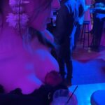 Selin Şekerci Instagram - Güzel gün oldu, aşırı iyi gün oldu. Kavalyem de aşırı yakışıklıydı. Raisa ve Vanessa sizi çok seviyorum ve teşekkür ederim hep kendim gibi hissettirdiğiniz için🥰 Mis gibi dizisi güzelimin 🥂💜🥲 11.00 itibariyle @netflixturkiye de yayında bakabildiniz mi? Bırakamadan tüm bölümleri bitireceksiniz! #perapalastageceyarısı