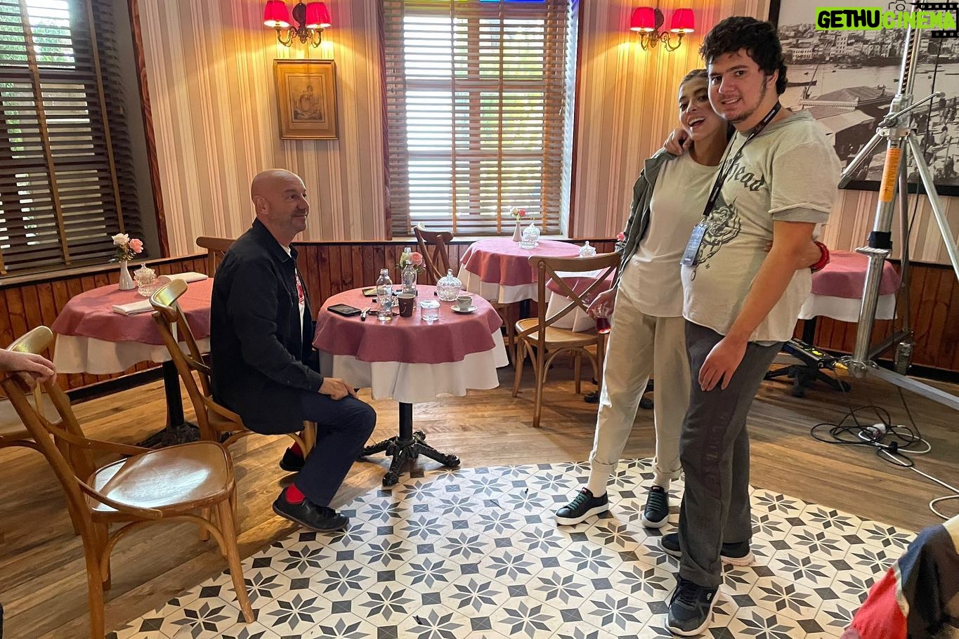 Selin Şekerci Instagram - Oyuncu koçum Ozan💜 Suna’ya kan olan Sedef ve can olan canım yakışıklım Ozan.. Mecburi istikametimde bana yol arkadaşı oldu. Ve de hep öyle olun🤍 Bi de bize sevgiyle bakan Çağan hocam💜 @sevdamecburiistikametfilm @orchestracontent