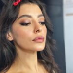 Selin Şekerci Instagram – Merve makyaj devamlılık fotoğraflarını sanat olarak çekerdi. Sağolsun bize de ekmek çıktı. @merveceylani 🙏🏼💜 sondaki tüm devamlılık.. oje, saç,makyaj,takı , ayakkabı, çorap, elbise… dans ettiğimi zannetmeniz beni üzer.