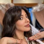 Selin Şekerci Instagram - Merve makyaj devamlılık fotoğraflarını sanat olarak çekerdi. Sağolsun bize de ekmek çıktı. @merveceylani 🙏🏼💜 sondaki tüm devamlılık.. oje, saç,makyaj,takı , ayakkabı, çorap, elbise… dans ettiğimi zannetmeniz beni üzer.