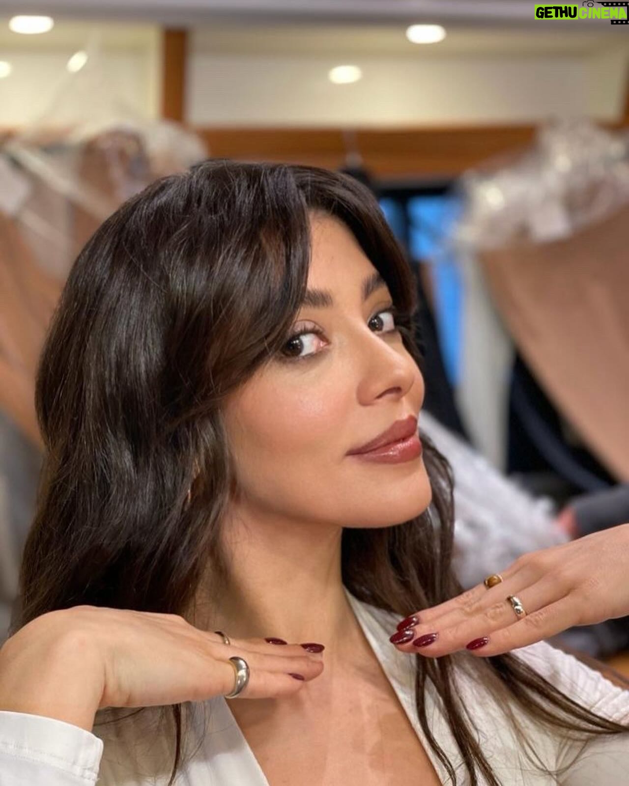 Selin Şekerci Instagram - Merve makyaj devamlılık fotoğraflarını sanat olarak çekerdi. Sağolsun bize de ekmek çıktı. @merveceylani 🙏🏼💜 sondaki tüm devamlılık.. oje, saç,makyaj,takı , ayakkabı, çorap, elbise… dans ettiğimi zannetmeniz beni üzer.