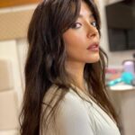 Selin Şekerci Instagram - Merve makyaj devamlılık fotoğraflarını sanat olarak çekerdi. Sağolsun bize de ekmek çıktı. @merveceylani 🙏🏼💜 sondaki tüm devamlılık.. oje, saç,makyaj,takı , ayakkabı, çorap, elbise… dans ettiğimi zannetmeniz beni üzer.