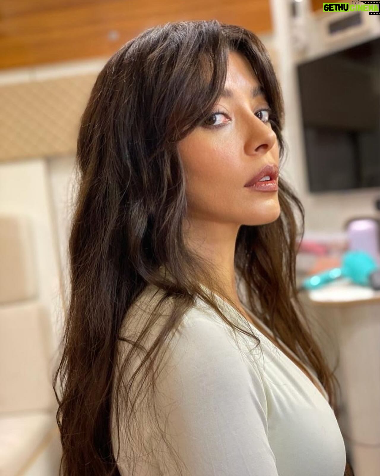 Selin Şekerci Instagram - Merve makyaj devamlılık fotoğraflarını sanat olarak çekerdi. Sağolsun bize de ekmek çıktı. @merveceylani 🙏🏼💜 sondaki tüm devamlılık.. oje, saç,makyaj,takı , ayakkabı, çorap, elbise… dans ettiğimi zannetmeniz beni üzer.