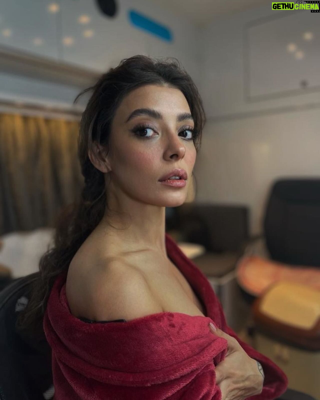 Selin Şekerci Instagram - Merve makyaj devamlılık fotoğraflarını sanat olarak çekerdi. Sağolsun bize de ekmek çıktı. @merveceylani 🙏🏼💜 sondaki tüm devamlılık.. oje, saç,makyaj,takı , ayakkabı, çorap, elbise… dans ettiğimi zannetmeniz beni üzer.