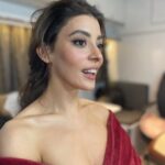 Selin Şekerci Instagram - Merve makyaj devamlılık fotoğraflarını sanat olarak çekerdi. Sağolsun bize de ekmek çıktı. @merveceylani 🙏🏼💜 sondaki tüm devamlılık.. oje, saç,makyaj,takı , ayakkabı, çorap, elbise… dans ettiğimi zannetmeniz beni üzer.
