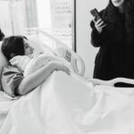 Selin Şekerci Instagram - 11.02.2023 Süreyya’ Aslında kapak bu değildi son fotoğraftı bu. Ama büyüsü var sanki💜 Uykusuz 30 küsuruncu saat ama yüzler pembe 🫠