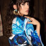 Selin Şekerci Instagram – Başak’ın gözleri dolduran tüyleri diken diken eden yolculuğuna şahit olduk. Onun spot cümlesi “giyilebilir sanat” hep farklı bir deneyim yaşatır tasarımlarını giyenlere. Yine öyleydi. Mükemmel bir yol hikayesi ve muazzam bir kucaklaşma izledik iki farklı kültürün kocaman sarılması. Takipteyim Anadolu ayağını dört gözle bekliyorum💜🦄 💙
@basakcankes
 📷: @alperkurucayli