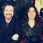 Selin Şekerci Instagram – AİLE..💜 Baştan söyliyim ben fotoğraf çekilme  konusunu beceremem, unuturum çocukluk travması… Ekip fotoğrafımızı da canım ekip akıl etti diğerlerini de Merve ve Efsun’dan( bir an beni bırakmayan )  topladım. 12 bölüm beni aşırı mutlulukla, huzurla, kahkahayla çalıştıran güzel ekibim.Oyuncu arkadaşlarım, ustalarım! Canım Cem hocam, Gökçen hocam. Hepinizi ayı gibi özleyeceğim be! Siz de beni özleyeceksiniz djshdjsjs biliyorum😬 Gençliğimiz var daha denk geliriz. Eksikler çok burada toplayabildiğim kadar topladım hakkınızı helal edin artık. 

Bi de en çok teşekkürüm sana Nejat.. azıcık tedirgin olsam kafamı çevirdiğimde gözünü gördüğüm için, bazen hiç konuşmadan en çok konuştuğum; -napıcam şimdi- diye far görmüş tavşan gibi bakarken “ufaklık”la dalga geçip aşırı güldürdüğün için,  kıyak partnerliğin için, hep yanımda olduğun için çok teşekkür ederim. (Son fotoğrafa tıslayacaksın kesin🥸😬) Seni aşırı seviyorum. Bi de evet “her şey çok güzel olacak”
 
Hoşçakalın efendim gururla çalıştığım bir iş oldu iyi ki de oldu💜