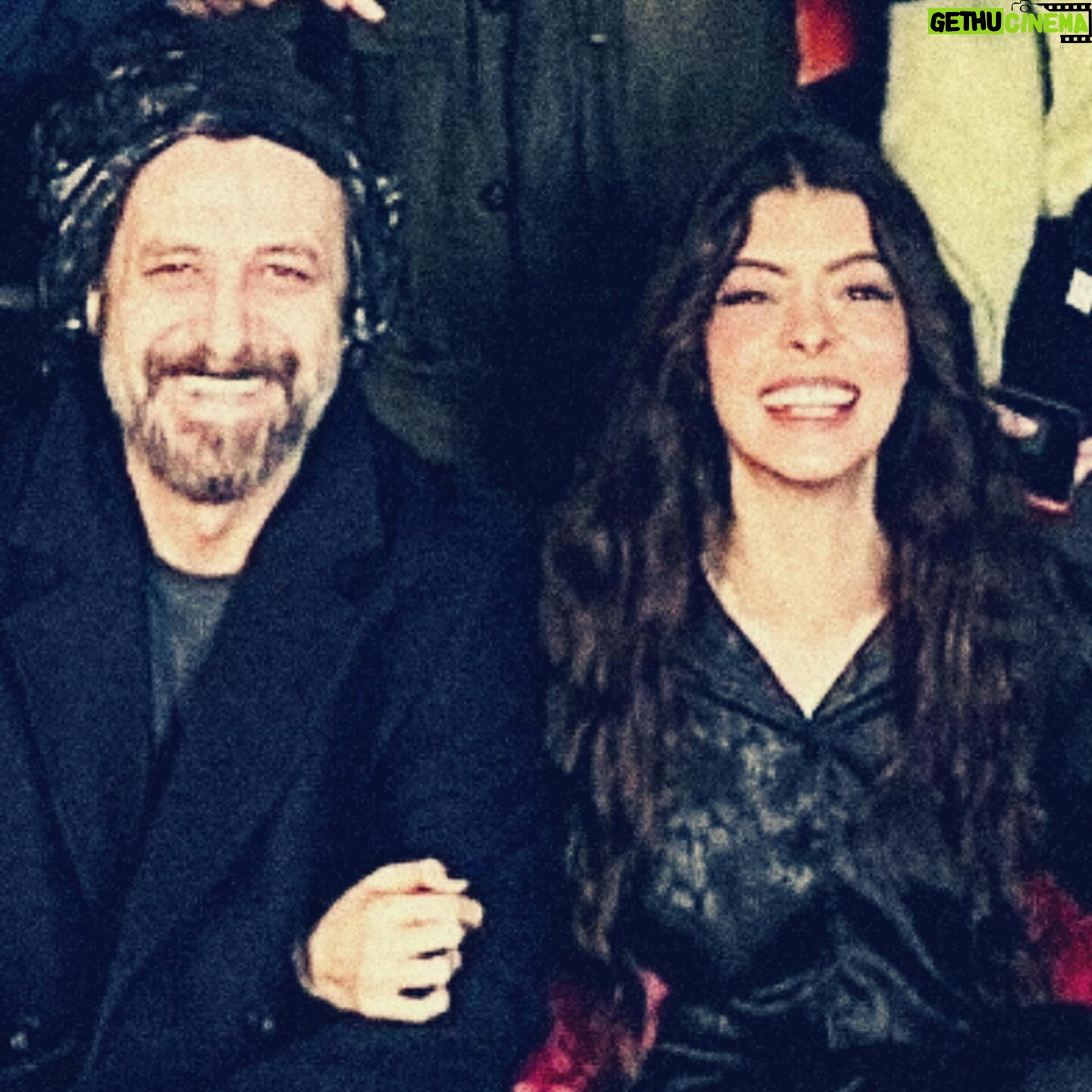 Selin Şekerci Instagram - AİLE..💜 Baştan söyliyim ben fotoğraf çekilme konusunu beceremem, unuturum çocukluk travması… Ekip fotoğrafımızı da canım ekip akıl etti diğerlerini de Merve ve Efsun’dan( bir an beni bırakmayan ) topladım. 12 bölüm beni aşırı mutlulukla, huzurla, kahkahayla çalıştıran güzel ekibim.Oyuncu arkadaşlarım, ustalarım! Canım Cem hocam, Gökçen hocam. Hepinizi ayı gibi özleyeceğim be! Siz de beni özleyeceksiniz djshdjsjs biliyorum😬 Gençliğimiz var daha denk geliriz. Eksikler çok burada toplayabildiğim kadar topladım hakkınızı helal edin artık. Bi de en çok teşekkürüm sana Nejat.. azıcık tedirgin olsam kafamı çevirdiğimde gözünü gördüğüm için, bazen hiç konuşmadan en çok konuştuğum; -napıcam şimdi- diye far görmüş tavşan gibi bakarken “ufaklık”la dalga geçip aşırı güldürdüğün için, kıyak partnerliğin için, hep yanımda olduğun için çok teşekkür ederim. (Son fotoğrafa tıslayacaksın kesin🥸😬) Seni aşırı seviyorum. Bi de evet “her şey çok güzel olacak” Hoşçakalın efendim gururla çalıştığım bir iş oldu iyi ki de oldu💜