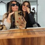 Selin Şekerci Instagram - AİLE..💜 Baştan söyliyim ben fotoğraf çekilme konusunu beceremem, unuturum çocukluk travması… Ekip fotoğrafımızı da canım ekip akıl etti diğerlerini de Merve ve Efsun’dan( bir an beni bırakmayan ) topladım. 12 bölüm beni aşırı mutlulukla, huzurla, kahkahayla çalıştıran güzel ekibim.Oyuncu arkadaşlarım, ustalarım! Canım Cem hocam, Gökçen hocam. Hepinizi ayı gibi özleyeceğim be! Siz de beni özleyeceksiniz djshdjsjs biliyorum😬 Gençliğimiz var daha denk geliriz. Eksikler çok burada toplayabildiğim kadar topladım hakkınızı helal edin artık. Bi de en çok teşekkürüm sana Nejat.. azıcık tedirgin olsam kafamı çevirdiğimde gözünü gördüğüm için, bazen hiç konuşmadan en çok konuştuğum; -napıcam şimdi- diye far görmüş tavşan gibi bakarken “ufaklık”la dalga geçip aşırı güldürdüğün için, kıyak partnerliğin için, hep yanımda olduğun için çok teşekkür ederim. (Son fotoğrafa tıslayacaksın kesin🥸😬) Seni aşırı seviyorum. Bi de evet “her şey çok güzel olacak” Hoşçakalın efendim gururla çalıştığım bir iş oldu iyi ki de oldu💜