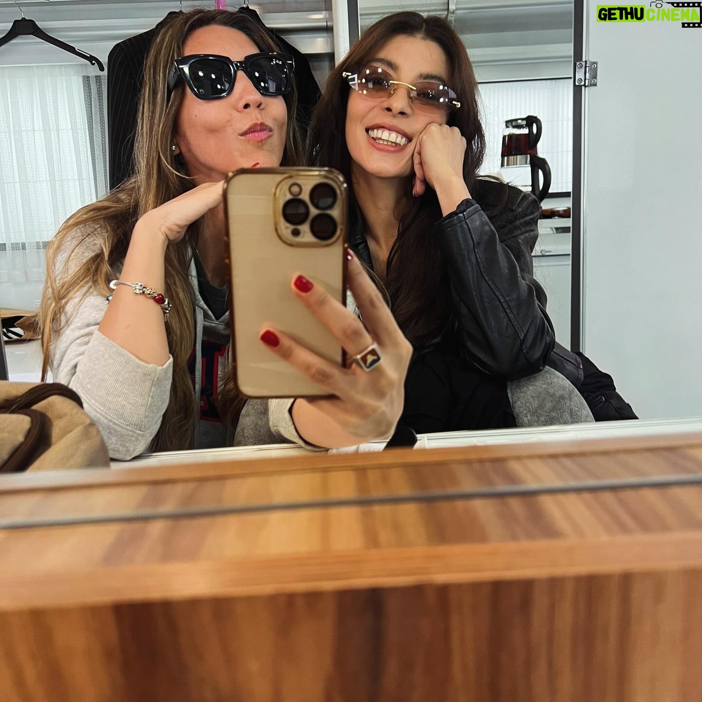Selin Şekerci Instagram - AİLE..💜 Baştan söyliyim ben fotoğraf çekilme konusunu beceremem, unuturum çocukluk travması… Ekip fotoğrafımızı da canım ekip akıl etti diğerlerini de Merve ve Efsun’dan( bir an beni bırakmayan ) topladım. 12 bölüm beni aşırı mutlulukla, huzurla, kahkahayla çalıştıran güzel ekibim.Oyuncu arkadaşlarım, ustalarım! Canım Cem hocam, Gökçen hocam. Hepinizi ayı gibi özleyeceğim be! Siz de beni özleyeceksiniz djshdjsjs biliyorum😬 Gençliğimiz var daha denk geliriz. Eksikler çok burada toplayabildiğim kadar topladım hakkınızı helal edin artık. Bi de en çok teşekkürüm sana Nejat.. azıcık tedirgin olsam kafamı çevirdiğimde gözünü gördüğüm için, bazen hiç konuşmadan en çok konuştuğum; -napıcam şimdi- diye far görmüş tavşan gibi bakarken “ufaklık”la dalga geçip aşırı güldürdüğün için, kıyak partnerliğin için, hep yanımda olduğun için çok teşekkür ederim. (Son fotoğrafa tıslayacaksın kesin🥸😬) Seni aşırı seviyorum. Bi de evet “her şey çok güzel olacak” Hoşçakalın efendim gururla çalıştığım bir iş oldu iyi ki de oldu💜