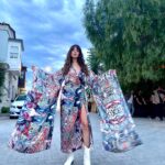 Selin Şekerci Instagram – Başaaak! 
Bu Gaudi desenli kimonoyu Jenifer Lopez’e yapmıştı. Göndereceği gün baya hile, fitne ve fesatlıkla ben aldım.. evladıma bırakacağım!💜
📷: @jiyankizilboga