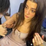 Selin Şekerci Instagram – AİLE..💜 Baştan söyliyim ben fotoğraf çekilme  konusunu beceremem, unuturum çocukluk travması… Ekip fotoğrafımızı da canım ekip akıl etti diğerlerini de Merve ve Efsun’dan( bir an beni bırakmayan )  topladım. 12 bölüm beni aşırı mutlulukla, huzurla, kahkahayla çalıştıran güzel ekibim.Oyuncu arkadaşlarım, ustalarım! Canım Cem hocam, Gökçen hocam. Hepinizi ayı gibi özleyeceğim be! Siz de beni özleyeceksiniz djshdjsjs biliyorum😬 Gençliğimiz var daha denk geliriz. Eksikler çok burada toplayabildiğim kadar topladım hakkınızı helal edin artık. 

Bi de en çok teşekkürüm sana Nejat.. azıcık tedirgin olsam kafamı çevirdiğimde gözünü gördüğüm için, bazen hiç konuşmadan en çok konuştuğum; -napıcam şimdi- diye far görmüş tavşan gibi bakarken “ufaklık”la dalga geçip aşırı güldürdüğün için,  kıyak partnerliğin için, hep yanımda olduğun için çok teşekkür ederim. (Son fotoğrafa tıslayacaksın kesin🥸😬) Seni aşırı seviyorum. Bi de evet “her şey çok güzel olacak”
 
Hoşçakalın efendim gururla çalıştığım bir iş oldu iyi ki de oldu💜