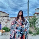 Selin Şekerci Instagram – Başaaak! 
Bu Gaudi desenli kimonoyu Jenifer Lopez’e yapmıştı. Göndereceği gün baya hile, fitne ve fesatlıkla ben aldım.. evladıma bırakacağım!💜
📷: @jiyankizilboga