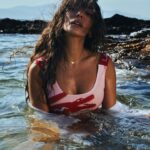 Selin Şekerci Instagram – Güneşin enerjisi timsahın stili ile birleşti. İkonik timsahın yaz anılarını keşfetmeye var mısın? 🐊 @lacoste 
#CrocOnTheBeach #MySummerStory
Photographed: @ali_kalyoncu 

Creative Production Agency : @kingdomistanbul

#işbirliği