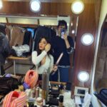 Selin Şekerci Instagram – AİLE..💜 Baştan söyliyim ben fotoğraf çekilme  konusunu beceremem, unuturum çocukluk travması… Ekip fotoğrafımızı da canım ekip akıl etti diğerlerini de Merve ve Efsun’dan( bir an beni bırakmayan )  topladım. 12 bölüm beni aşırı mutlulukla, huzurla, kahkahayla çalıştıran güzel ekibim.Oyuncu arkadaşlarım, ustalarım! Canım Cem hocam, Gökçen hocam. Hepinizi ayı gibi özleyeceğim be! Siz de beni özleyeceksiniz djshdjsjs biliyorum😬 Gençliğimiz var daha denk geliriz. Eksikler çok burada toplayabildiğim kadar topladım hakkınızı helal edin artık. 

Bi de en çok teşekkürüm sana Nejat.. azıcık tedirgin olsam kafamı çevirdiğimde gözünü gördüğüm için, bazen hiç konuşmadan en çok konuştuğum; -napıcam şimdi- diye far görmüş tavşan gibi bakarken “ufaklık”la dalga geçip aşırı güldürdüğün için,  kıyak partnerliğin için, hep yanımda olduğun için çok teşekkür ederim. (Son fotoğrafa tıslayacaksın kesin🥸😬) Seni aşırı seviyorum. Bi de evet “her şey çok güzel olacak”
 
Hoşçakalın efendim gururla çalıştığım bir iş oldu iyi ki de oldu💜
