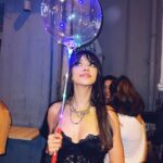 Selin Şekerci Instagram – Bugün 33. Yaşımın ilk günüydü. Dün öyle güzel bir doğum günü yaşadım ki önceki yılların acısı çıktı.. rengarenktik, mis gibiydi. Taksimi, renklerimizi , sokakta eğlenmeyi ne kadar özlemişiz hepimiz. Yıllardır o kadar çok duvar ördüm ki yavaştan yavaştan,  dün koca bir balyoz indirdim.. yeni yaşım güzel tecrübelerle, eskiye duyulan özlemin sayesinde  bugünüme kıymet vererek gelsin!💜 ve siz hiç yanımdan eksilmeyin!