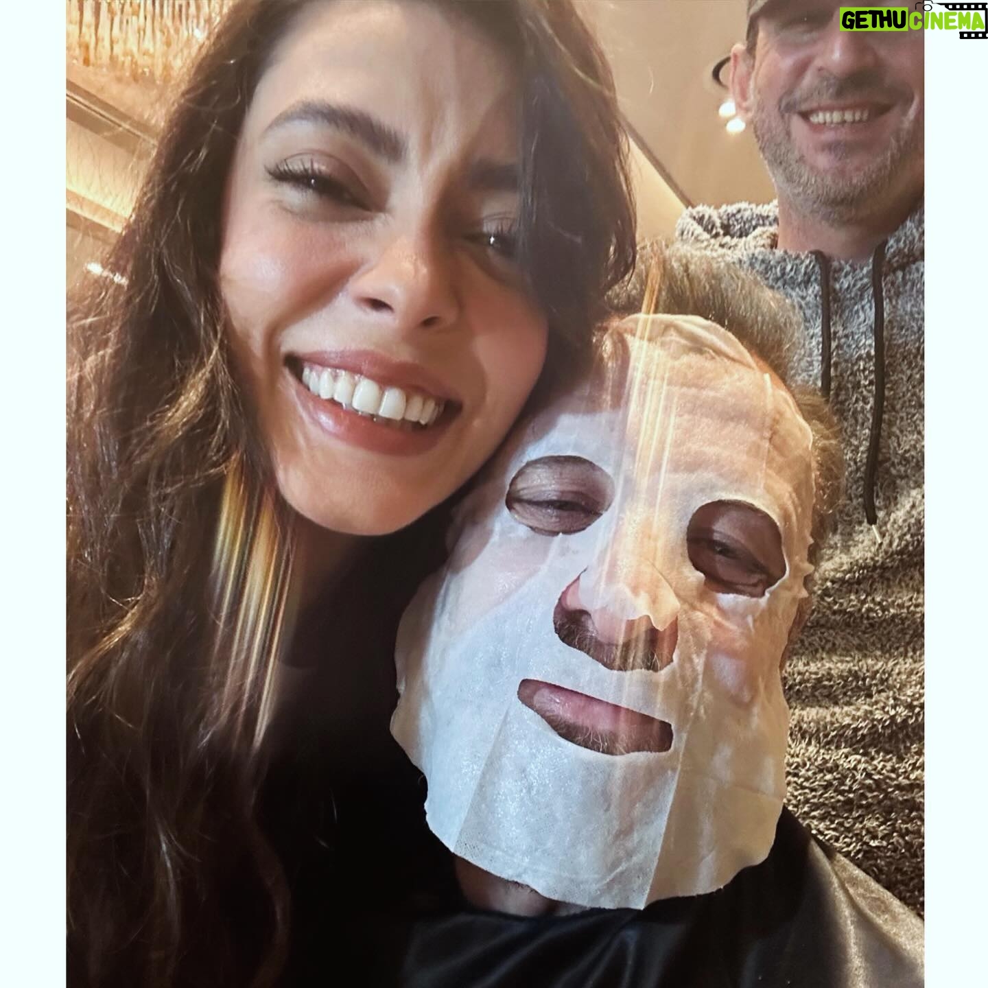 Selin Şekerci Instagram - AİLE..💜 Baştan söyliyim ben fotoğraf çekilme konusunu beceremem, unuturum çocukluk travması… Ekip fotoğrafımızı da canım ekip akıl etti diğerlerini de Merve ve Efsun’dan( bir an beni bırakmayan ) topladım. 12 bölüm beni aşırı mutlulukla, huzurla, kahkahayla çalıştıran güzel ekibim.Oyuncu arkadaşlarım, ustalarım! Canım Cem hocam, Gökçen hocam. Hepinizi ayı gibi özleyeceğim be! Siz de beni özleyeceksiniz djshdjsjs biliyorum😬 Gençliğimiz var daha denk geliriz. Eksikler çok burada toplayabildiğim kadar topladım hakkınızı helal edin artık. Bi de en çok teşekkürüm sana Nejat.. azıcık tedirgin olsam kafamı çevirdiğimde gözünü gördüğüm için, bazen hiç konuşmadan en çok konuştuğum; -napıcam şimdi- diye far görmüş tavşan gibi bakarken “ufaklık”la dalga geçip aşırı güldürdüğün için, kıyak partnerliğin için, hep yanımda olduğun için çok teşekkür ederim. (Son fotoğrafa tıslayacaksın kesin🥸😬) Seni aşırı seviyorum. Bi de evet “her şey çok güzel olacak” Hoşçakalın efendim gururla çalıştığım bir iş oldu iyi ki de oldu💜