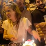 Selin Şekerci Instagram – Bugün 33. Yaşımın ilk günüydü. Dün öyle güzel bir doğum günü yaşadım ki önceki yılların acısı çıktı.. rengarenktik, mis gibiydi. Taksimi, renklerimizi , sokakta eğlenmeyi ne kadar özlemişiz hepimiz. Yıllardır o kadar çok duvar ördüm ki yavaştan yavaştan,  dün koca bir balyoz indirdim.. yeni yaşım güzel tecrübelerle, eskiye duyulan özlemin sayesinde  bugünüme kıymet vererek gelsin!💜 ve siz hiç yanımdan eksilmeyin!