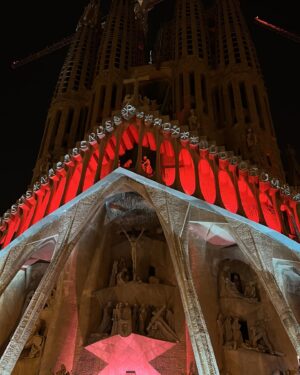 Selin Yeninci Instagram - Çok dinlendiğim, güldüğüm , keşfettiğim , wuwwuwlu Gustavolu, iş birlikli , tanışmalı, yükleri bıraktıran tatlı ekşili Barcelona dump 🛼 ❤️
#barcelona 
#sagradafamilia 
#gaudi
#wuwwuwgustavo
#spain