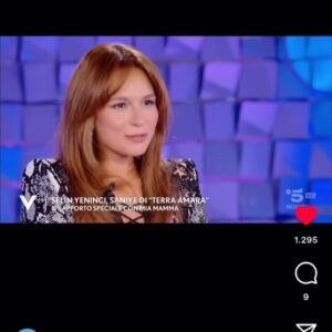 Selin Yeninci Instagram - Verissimo’da ikinci kez sevgili Slvia’nın konuğu olarak sizlerle bir kez daha kavuştum. Tekrar görüşmek için sabırsızlanıyorum benim sıcacık gülüşlü Italyan arkadaslarım 🪽🧿🪽

Thank you @balmain 💫

Ti ho incontrato ancora una volta a Verissimo, ospite della cara Slvia, per la seconda volta. Non vedo l’ora di rivedervi, miei amici italiani con sorrisi calorosi 💌💋 @verissimotv @mediasetinfinity