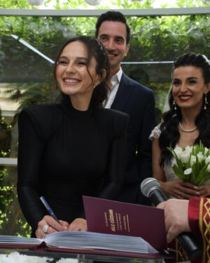 Selin Yeninci Instagram - Pınarla Hakan’ın evlenmesine en çok benim sevindiğimin kanıtları gelmiş 🤣 
Aşkınız sonsuz olsun bebekler , hakkını verin 🙂🎉♥️ 
#pınarhakanwedding
