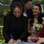 Selin Yeninci Instagram – Pınarla Hakan’ın evlenmesine en çok benim sevindiğimin kanıtları gelmiş 🤣 
Aşkınız sonsuz olsun bebekler , hakkını verin 🙂🎉♥️ 
#pınarhakanwedding