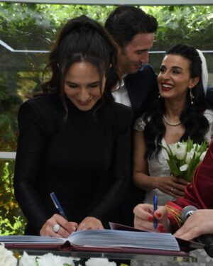 Selin Yeninci Instagram - Pınarla Hakan’ın evlenmesine en çok benim sevindiğimin kanıtları gelmiş 🤣 
Aşkınız sonsuz olsun bebekler , hakkını verin 🙂🎉♥️ 
#pınarhakanwedding