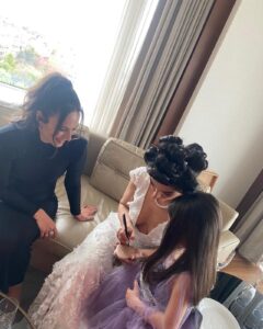 Selin Yeninci Instagram - Pınarla Hakan’ın evlenmesine en çok benim sevindiğimin kanıtları gelmiş 🤣 Aşkınız sonsuz olsun bebekler , hakkını verin 🙂🎉♥️ #pınarhakanwedding