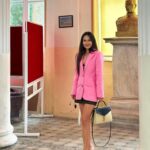 Selin Yeninci Instagram – Bu okulun bahçesinde her gün bir ağızdan “Bizim kalbimiz ilim ateşiyle doludur’ diye marşlar söyledik.Yıllar sonra annemle birlikte yaptığımız ilk söyleşi sonrası tesadüfen okuluma uğradığımda sıralarında kurduğum hayalleri hatırlayınca çok duygulandım. Berrak bir tutkuyla sürekli hayal üreten lisedeki kendime , bütün dönem arkadaşlarıma ve hocalarıma selam olsun 🫶Benim kıymetli lisem ve eli her an sırtımda olan yol arkadaşım güzel annem @safak_sol @safaksol_sol @izmirataturk1888 @ialmezun 💕