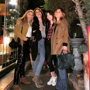 Selma Ergeç Instagram - Girls night out😊  @cansudere @burcinterzioglu @sinemkobal